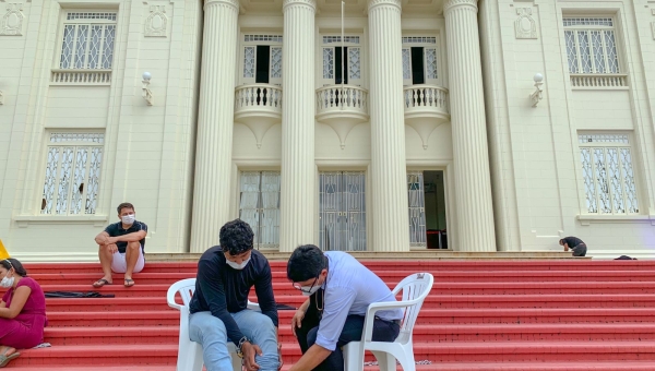 Jovem acorrentado na frente do palácio está com os pés inchados e pressão subindo, diz Jenilson